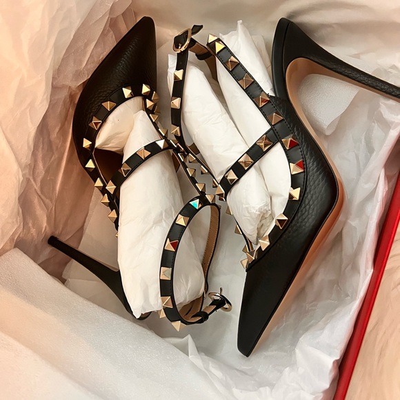 ROCKSTUD GRAINY LEATHER ANKLE STRAP PUMP - Picture 7 of 16